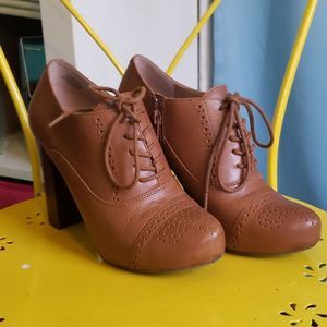 Chunky wing tip 1970s style heels